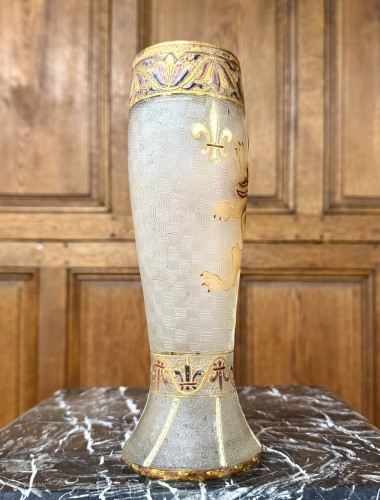Art nouveau - Daum Nancy - Art nouveau-era enameled vase featuring a heraldic lion
