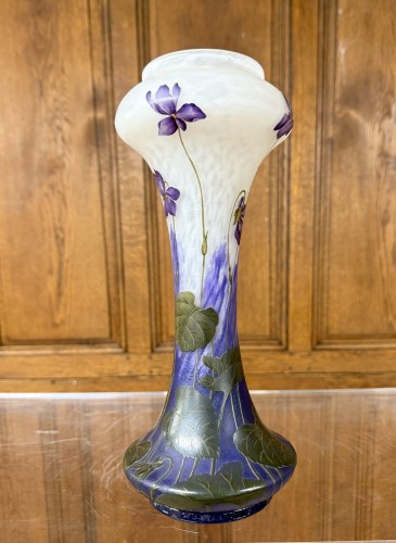 Daum Nancy - Vase de forme diabolo aux violettes - Verrerie, Cristallerie Style Art nouveau