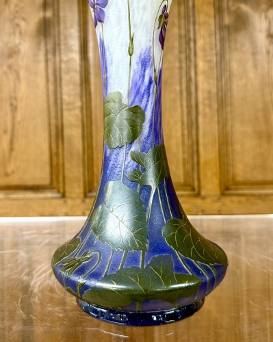 Daum Nancy - Vase de forme diabolo aux violettes - Marius Simon Antiquités