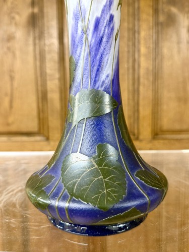 XXe siècle - Daum Nancy - Vase de forme diabolo aux violettes
