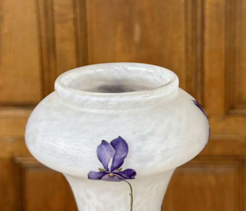 Art nouveau - Daum Nancy - Vase de forme diabolo aux violettes
