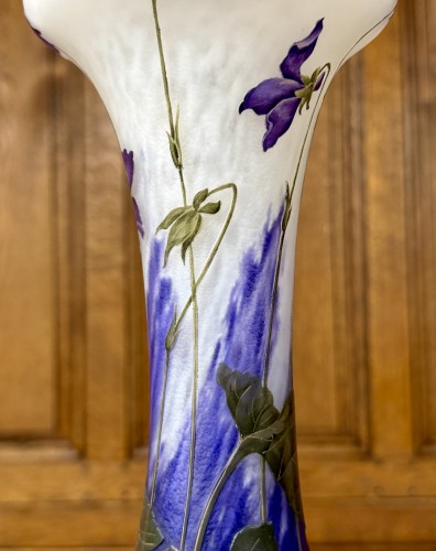 Antiquités - Daum Nancy - Vase de forme diabolo aux violettes