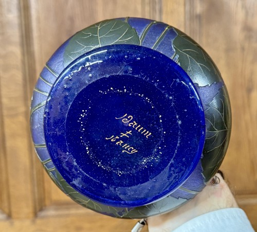 Antiquités - Daum Nancy - Vase de forme diabolo aux violettes