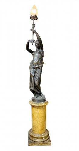 Statue en fonte de fer représentant une femme orientale tenant une torchère