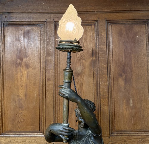 Luminaires  - Statue en fonte de fer représentant une femme orientale tenant une torchère