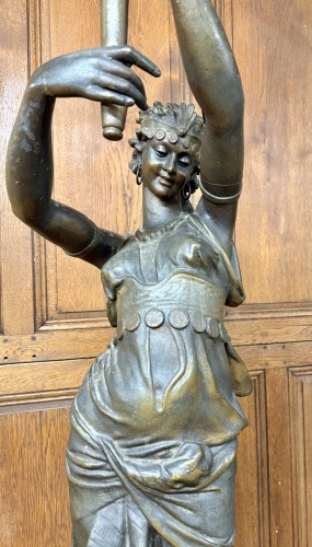 Statue en fonte de fer représentant une femme orientale tenant une torchère - Marius Simon Antiquités