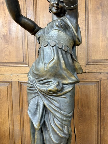 XIXe siècle - Statue en fonte de fer représentant une femme orientale tenant une torchère