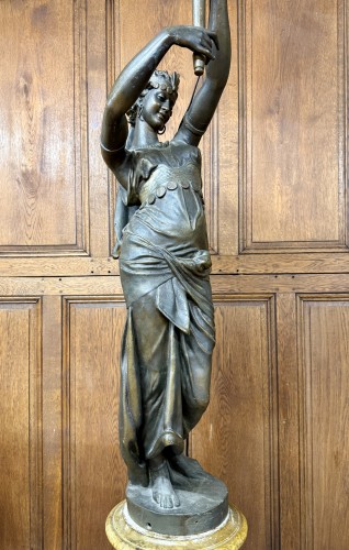 Antiquités - Statue en fonte de fer représentant une femme orientale tenant une torchère