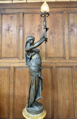 Antiquités - Statue en fonte de fer représentant une femme orientale tenant une torchère