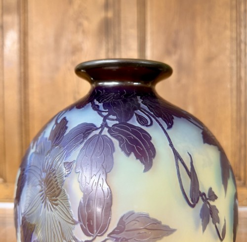 XXe siècle - Émile Gallé - Vase sphérique à décor de clématites