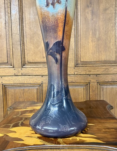 Daum nancy - monumental vase martelé aux ancolies - Verrerie, Cristallerie Style Art nouveau