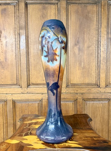 Daum nancy - monumental vase martelé aux ancolies - Art nouveau