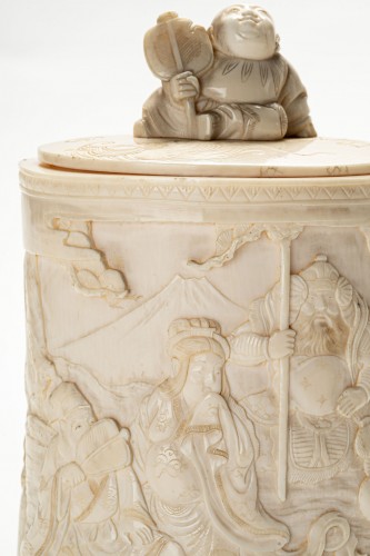 Asian Works of Art  - Ivory vase - Shichifukujin 