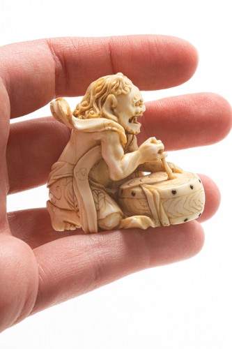 XIXe siècle - Kazutomo – Netsuke en ivoire représentant Raijin