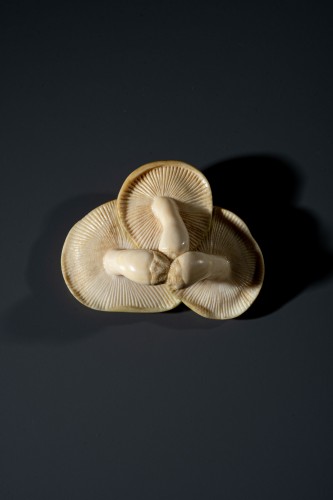 A Japanese group of three mushrooms Netsuke - 