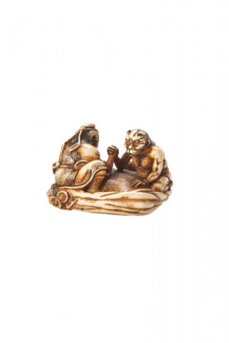 Netsuke en ivoire, scène entre Shôki et un Oni - Japon Edo