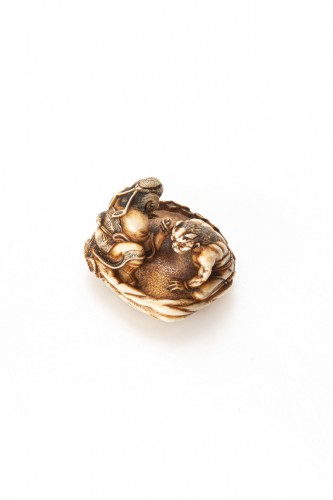 Netsuke en ivoire, scène entre Shôki et un Oni - Japon Edo - Mastromauro Japanese Art