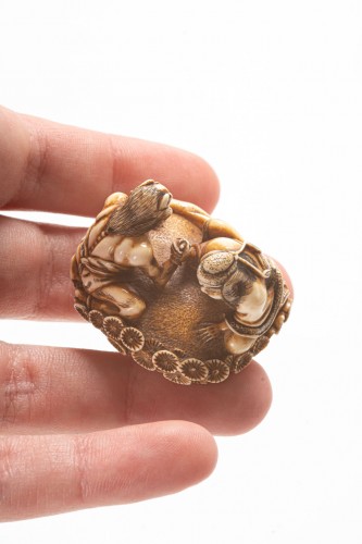  - Netsuke en ivoire, scène entre Shôki et un Oni - Japon Edo