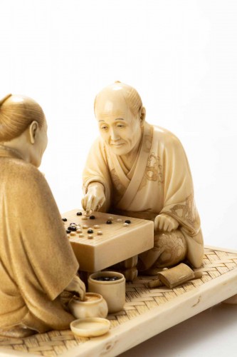 Okimono en ivoire représentant deux joueurs de Go - Mastromauro Japanese Art