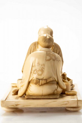 XIXe siècle - Okimono en ivoire représentant deux joueurs de Go