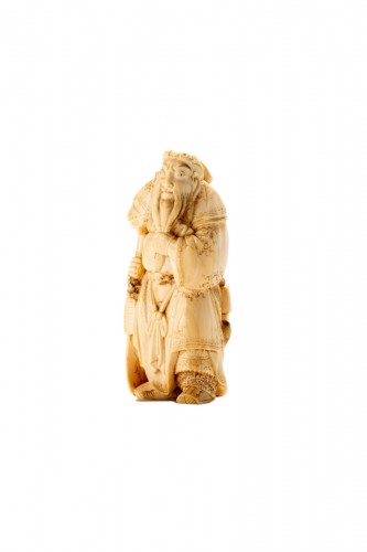 A Japanese Ivory Netsuke Depicting General Guan Yu
