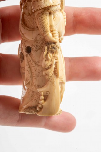 19th century - A Japanese Ivory Netsuke Depicting General Guan Yu