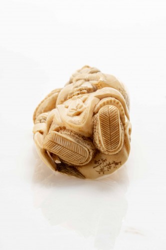 A Japanese Ivory Netsuke Depicting General Guan Yu - 