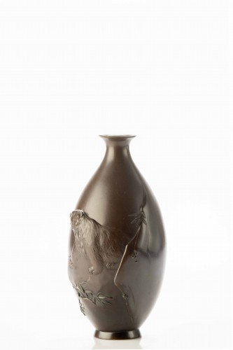 Vase japonais en bronze  avec au centre un ours en relief - Arts d