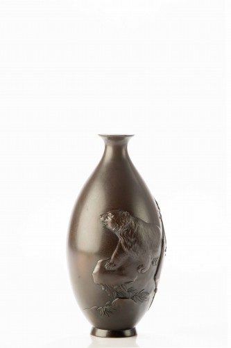 A Japanese drop-shaped bronze vase with a majestic bear in relief - 