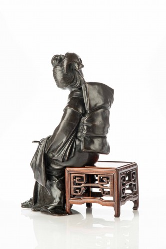 XIXe siècle - Bronze de l'école de Tokyo représentant une geisha assise