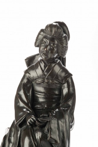 Antiquités - Bronze de l'école de Tokyo représentant une geisha assise