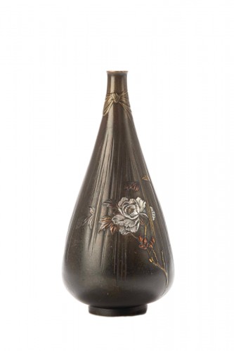 Vase en bronze avec des avec des pivoines en relief, Japon époque Meiji