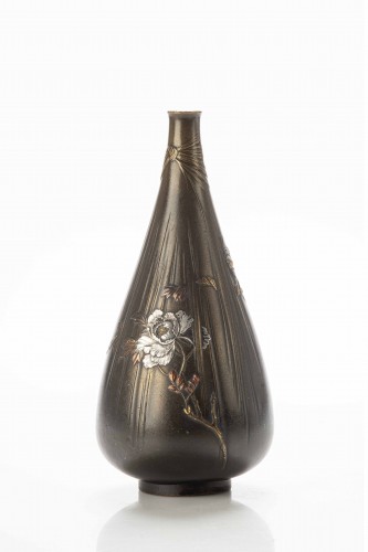 Vase en bronze avec des avec des pivoines en relief, Japon époque Meiji - Arts d
