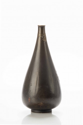 Vase en bronze avec des avec des pivoines en relief, Japon époque Meiji - 