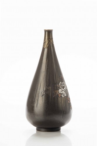  - Vase en bronze avec des avec des pivoines en relief, Japon époque Meiji