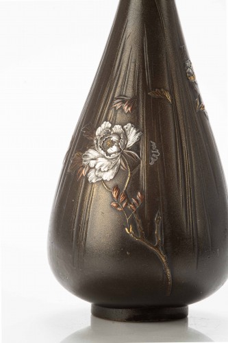 Antiquités - Vase en bronze avec des avec des pivoines en relief, Japon époque Meiji