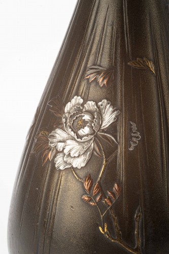 Antiquités - Vase en bronze avec des avec des pivoines en relief, Japon époque Meiji