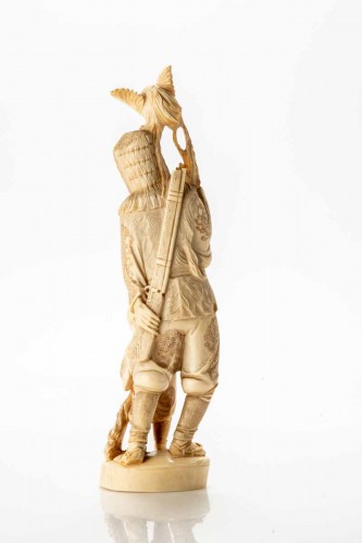 Okimono un ivoire représentant un chasseur en compagnie d'un coq Onagadori - Arts d