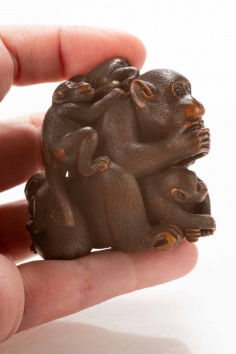 Antiquités - Netsuke en buis, représentant un groupe de singes