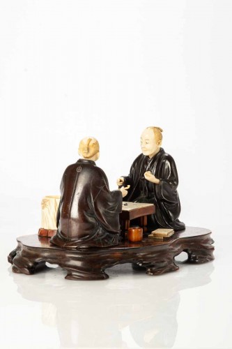 Antiquités - An Ivory and bronze okimono on a wooden base depicting two Go players