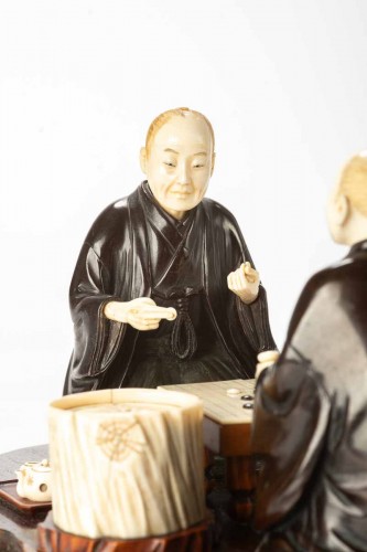 Antiquités - Okimono en ivoire et bronze sur socle en bois figurant deux joueurs de Go