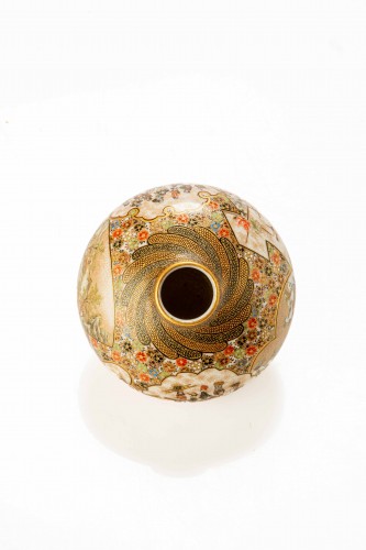 XIXe siècle - Petit vase en céramique de Satsuma au corps globulaire