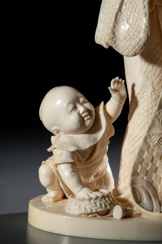 Antiquités - Okimono en ivoire de l'Ecole de Tokyo représentant une mère avec un enfant