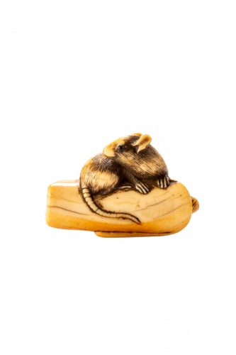 Netsuke en ivoire figurant une souris sur une bougie renversée