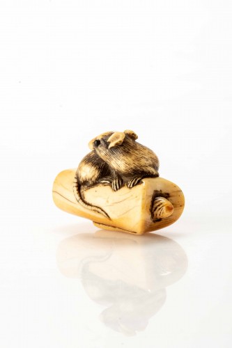 Netsuke en ivoire figurant une souris sur une bougie renversée - Arts d