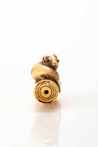 19th century - An Ivory Netsuke Depicting A Mouse Crouching On An Overturned Candle