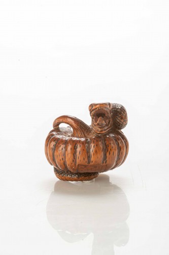 Netsuke en buis figurant un serpent s'enroulant autour d'une citrouille - Arts d