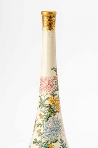 A Satsuma vase decorated with a garden of chrysanthemums - 