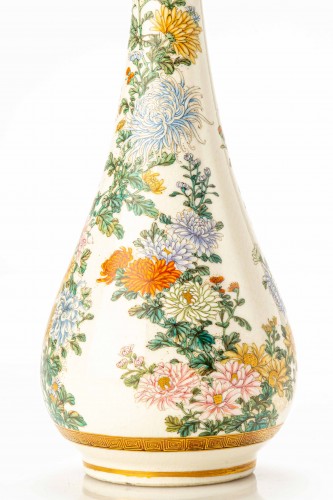 A Satsuma vase decorated with a garden of chrysanthemums - 