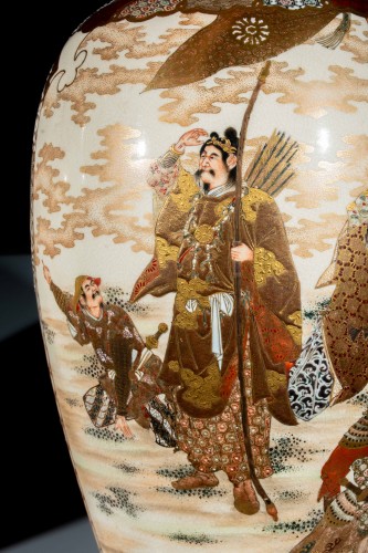 A pair of large Satsuma vases with Imperial scenes, signed Kinkozan - Asian Works of Art Style 